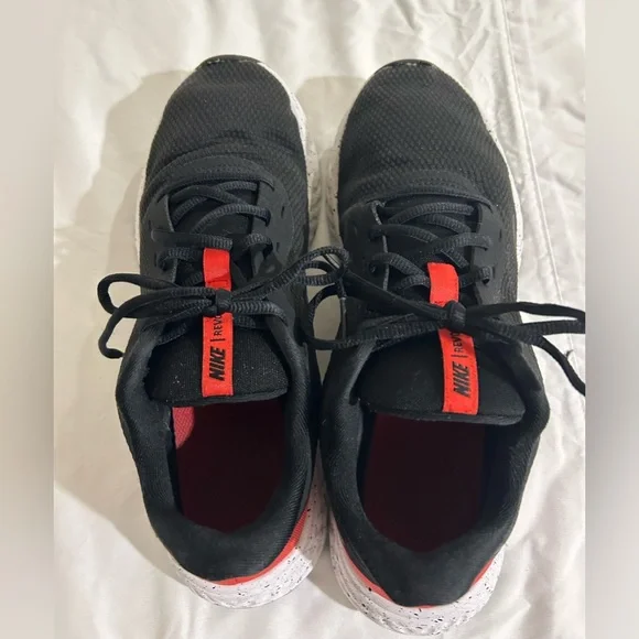 Nike women’s size 10 black and red shoes. - Picture 3 of 8